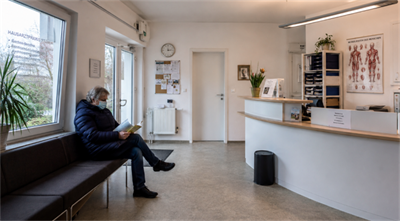 a small local clinic in Europe คลินิกท้องถิ่นขนาดเล็กในยุโรป